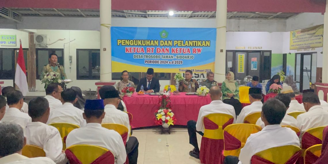 Wabup Subandi Menekankan Sosialisasi SIPRAJA Pada Pelantikan RT dan RW Desa Trosobo