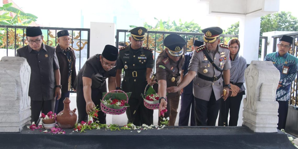 Harjasda ke 165, Gus Muhdlor Bersama Forkopimda Ziarah Makam Bupati Sidoarjo Terdahulu