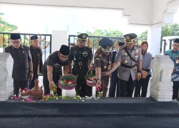 Harjasda ke 165, Gus Muhdlor Bersama Forkopimda Ziarah Makam Bupati Sidoarjo Terdahulu