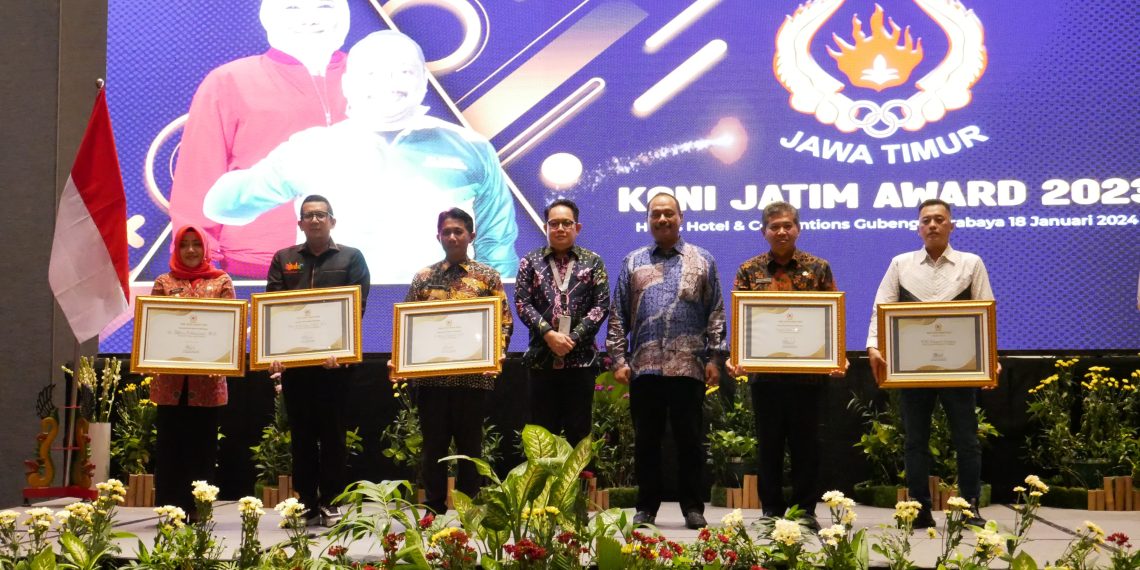 Bupati Sidoarjo Raih Penghargaan Peduli Olahraga Pada Ajang KONI Jatim Award 2023