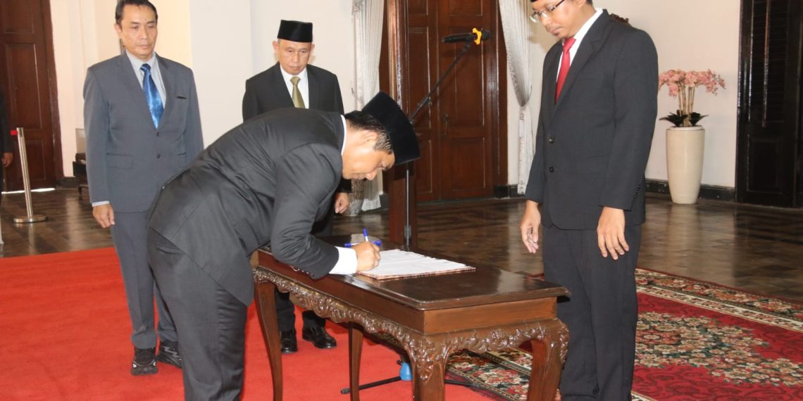Bupati Sidoarjo Lantik 5 Pejabat Baru, Salah Satunya Kadisporapar