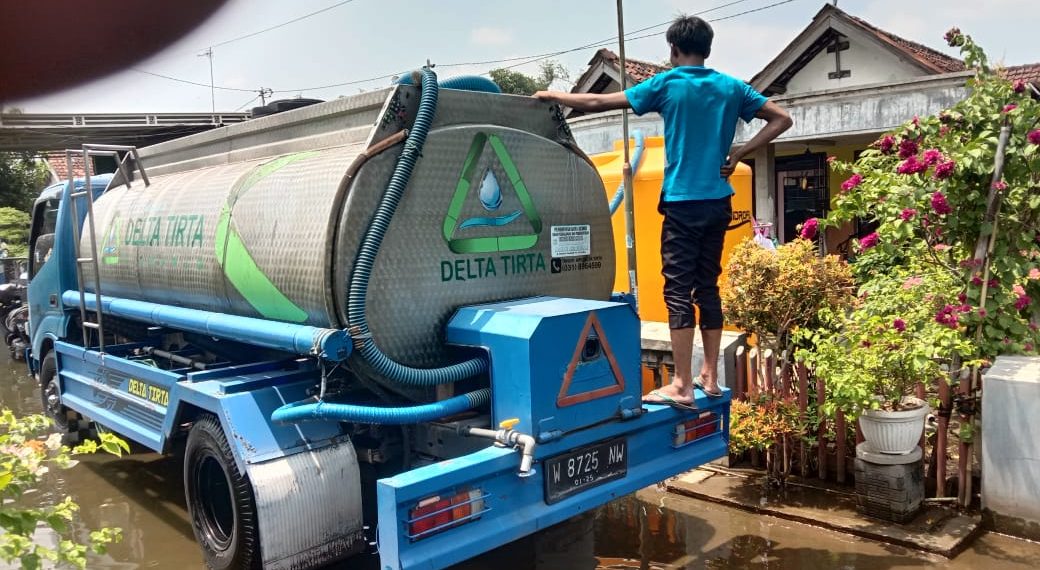 Perumda Delta Tirta Sidoarjo Salurkan 200 Ribu Liter Air Bersih untuk Korban Banjir