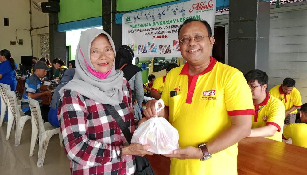 Jelang Lebaran, PT Megasurya Mas Bagikan Ribuan Bingkisan ke Warga Tambakrejo dan Tambaksawah