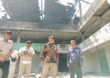 Tinjau Kebakaran di Pasar Krian, Bambang Haryo Minta Segera Dibangunkan Lapak Sementara dan Tak Ada Tarikan ke Pedagang