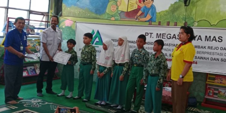 Peduli Dunia Pendidikan, PT. Megasurya Mas Salurkan CSR Beasiswa untuk 400 Siswa-Siswi