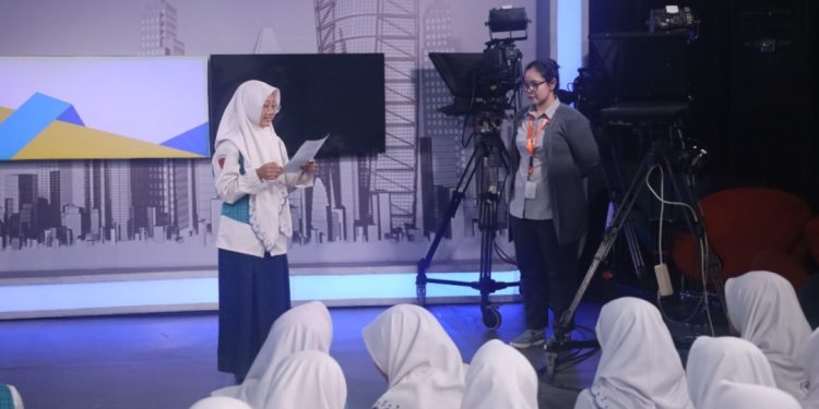 Kenalkan Dunia Pertelevisian, Siswa SMP Al Muslim Kunjungi JTV Surabaya