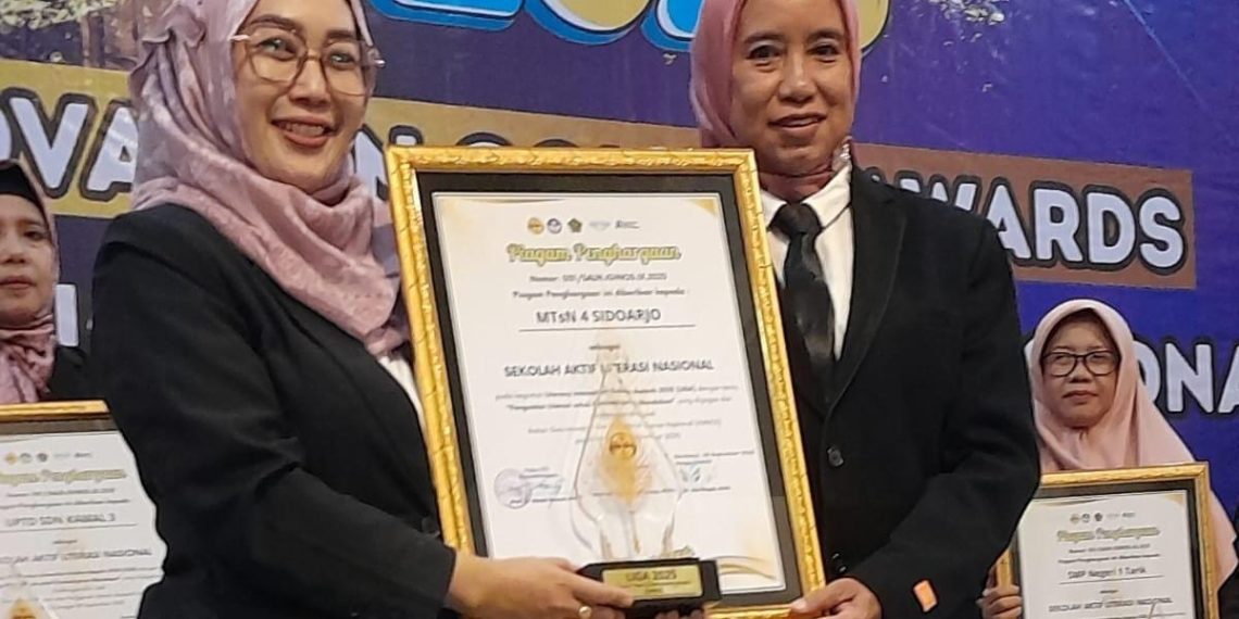 MTsN 4 Sidoarjo Raih Penghargaan Sekolah Aktif Literasi Nasional 2025
