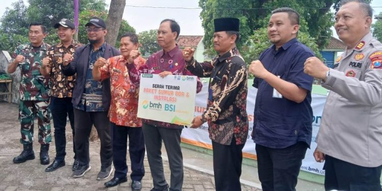 BMH Unit Sidoarjo Bersinergi dengan Mitra Donatur Resmikan Sumur Bor di Desa Semambung Jabon