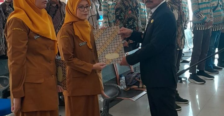 Desa Rangkah Kidul Lantik Dua Perangkat Baru untuk Penyegaran Struktur Pemerintahan